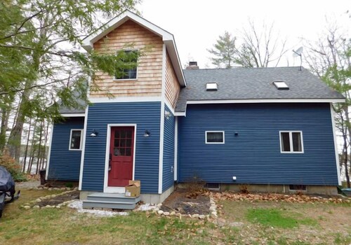 Spacious pet-friendly family retreat on Thompson Lake!