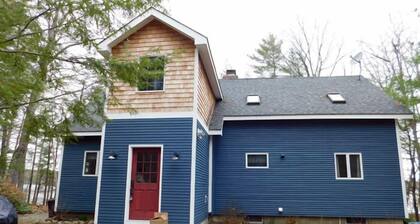 Spacious pet-friendly family retreat on Thompson Lake!