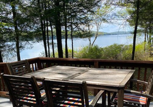 Spacious pet-friendly family retreat on Thompson Lake!