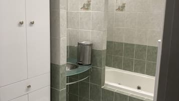 Een haardroger, handdoeken, toiletpapier