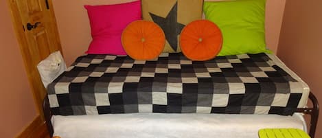 4 chambres, bureau, fer et planche à repasser, lit de bébé portatif