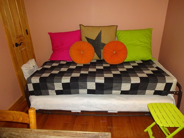 4 bedrooms, desk, iron/ironing board, travel cot