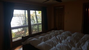 4 quartos, escrivaninha, ferros/tábuas de passar roupa, berço de viagem