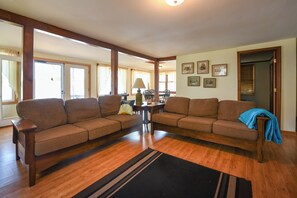 Smart-tv, eldstad, dvd-spelare och böcker