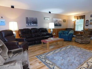 Téléviseur, table de ping-pong, bureau