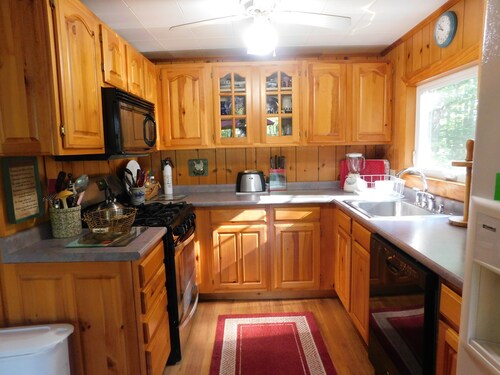 Cozy pet-friendly cottage on Thomas Pond with excellent sunset views!