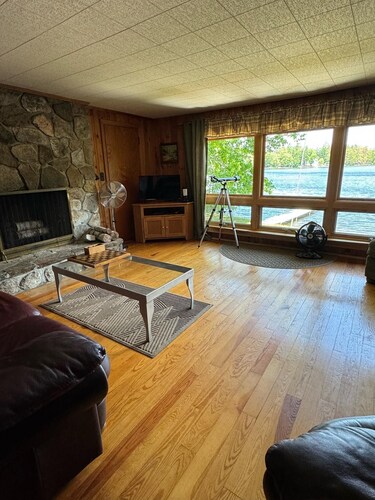 Charming pet-friendly Maine camp in a peaceful cove on Little Sebago.