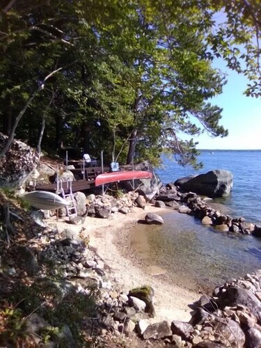 SUMMER SPECIAL Vintage cottage w/ beautiful mountain views across Sebago Lake