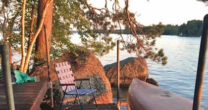 SUMMER SPECIAL Vintage cottage w/ beautiful mountain views across Sebago Lake