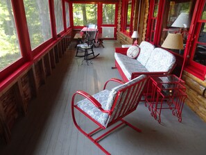 TV, peis, DVD-spiller og bøker