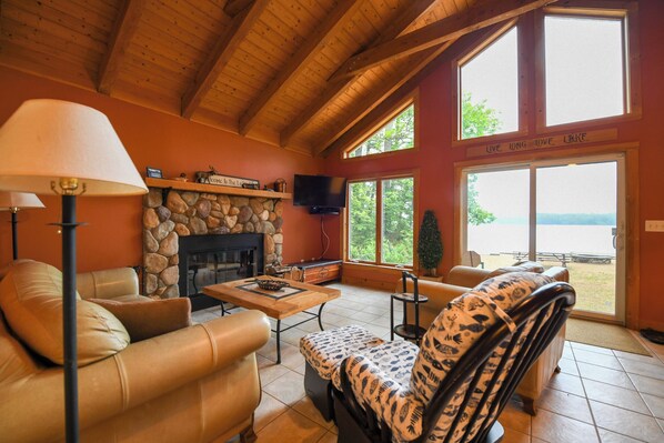 Smart TV, fireplace, DVD player, stereo