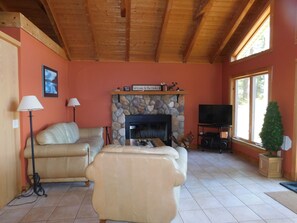 Smart-TV, Kamin, DVD-Player, Stereoanlage