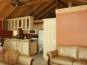 Smart-TV, peis, DVD-spiller og stereoanlegg