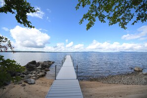 On the beach - Serene Frye Island cottage with spectacular mountain and sunset views! (Frye Island)