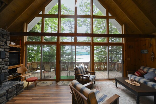 TV, peis, DVD-spiller og stereoanlegg