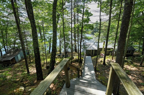 Pet-friendly cottage on the edge of Crystal Lake with an unbeatable view!