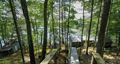 Pet-friendly cottage on the edge of Crystal Lake with an unbeatable view!