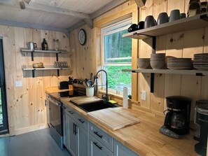 Køleskab, mikrobølgeovn, ovn, kogeplade