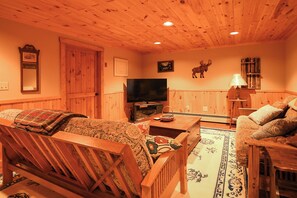 Una Smart TV, una chimenea, un reproductor de DVD