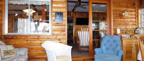 Smart-tv, een dvd-speler en een stereo