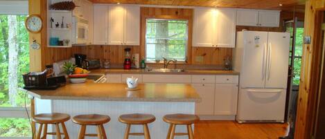 Køleskab, mikrobølgeovn, ovn, kogeplade