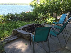 Terrace/patio - Bright and cozy waterfront home on Panther Pond with stunning lake views! (Raymond)