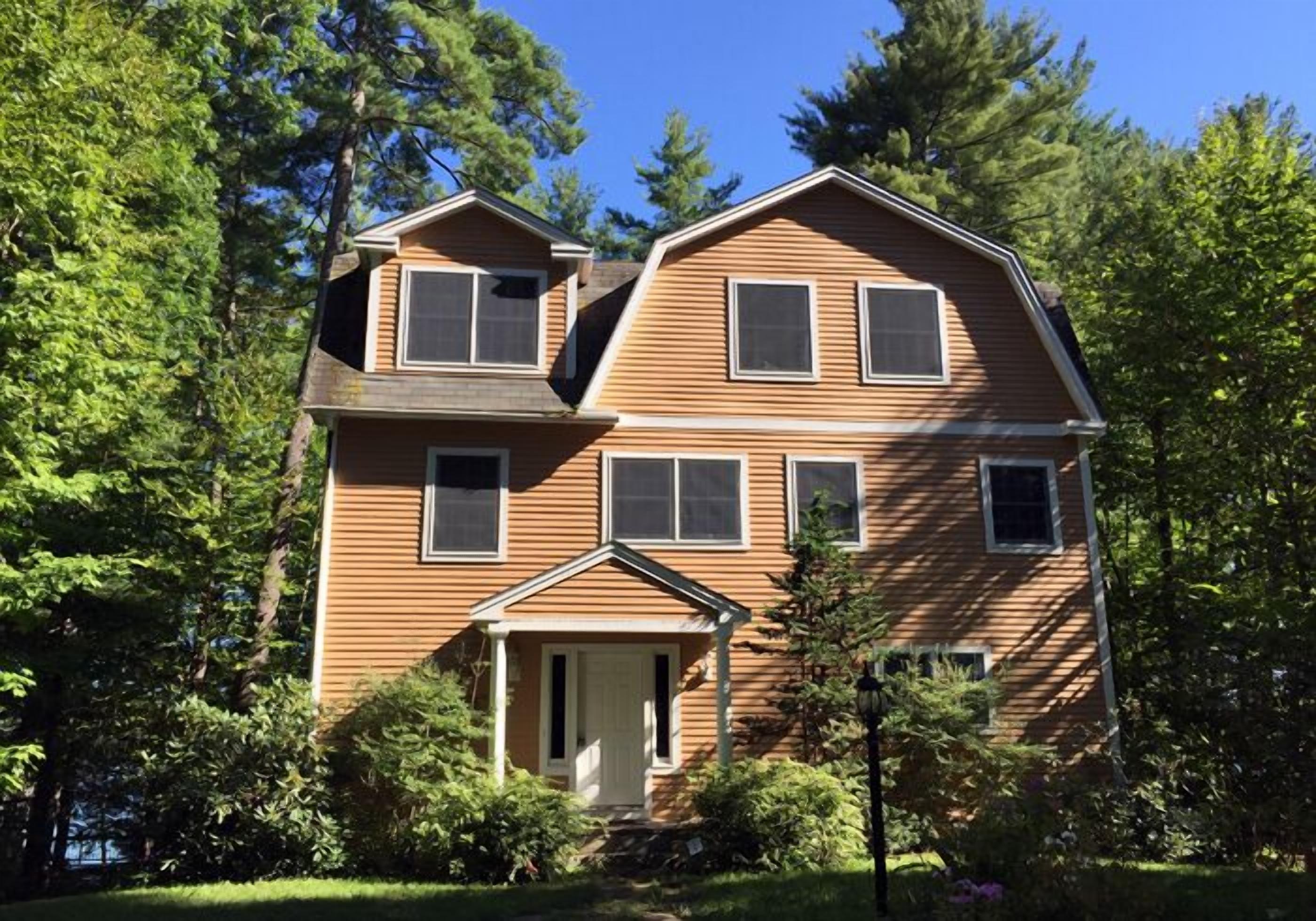 Spacious and comfortable pet-friendly home on beautiful Thomas Pond.