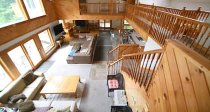 Spacious 8 bedroom 4 bathroom home with private water frontage on Moose Pond!