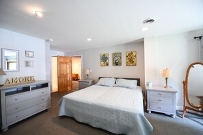 8 bedrooms, travel crib, free WiFi
