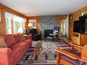 Televisión, reproductor de DVD y tenis de mesa 