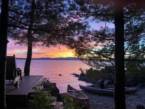 Waterfront Retreat with Stunning Sunset Views on Frye Island!