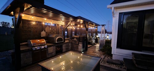 Staycation Oasis! A unique Experience!

Heated salt water pool closing 11/01