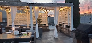 Outdoor dining - Staycation Oasis! A unique Experience!

Heated salt water pool closing 11/01 (Easton)