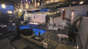 Zona de bar con piscina, asientos y cartel de menú.