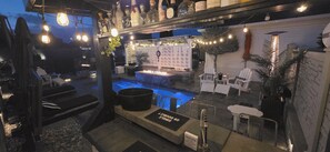 Outdoor pool, a heated pool - Staycation Oasis! A unique Experience!
Heated salt water pool closing 11/01 (Easton)