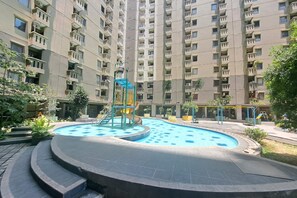 Outdoor pool - OYO 93365 Apartement Gateway By Sarana Cipta Mahakarya Ii (Bandung)