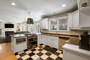 Fridge, microwave, oven, stovetop - 4 Bedroom Apres Paradise With Private Hot Tub (Stowe)