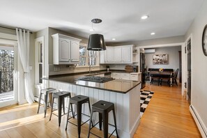 Fridge, microwave, oven, stovetop - 4 Bedroom Apres Paradise With Private Hot Tub (Stowe)