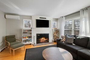 Smart TV, fireplace, offices - 4 Bedroom Apres Paradise With Private Hot Tub (Stowe)