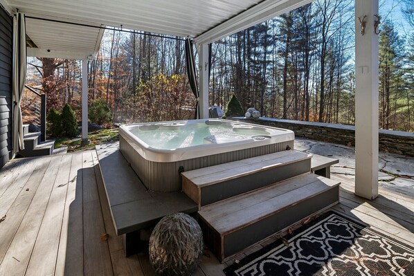 Outdoor spa tub - 4 Bedroom Apres Paradise With Private Hot Tub (Stowe)