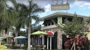 Ein Margaritaville-Geschäft mit Außenbereich und Palmen.