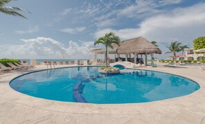 Pool - Perfect Beachfront Retreat for Couples: Steps to the Sand
(Playa del Carmen)