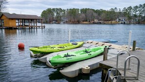 Un quai avec des kayaks et une plateforme flottante.