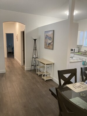 Dining - Close to beaches and downtown, Quiet, Impeccable home (Sarasota)