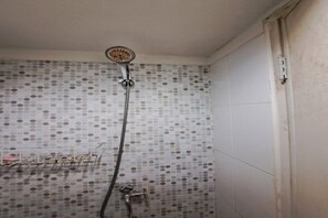 Deluxe tweepersoonskamer | Badkamer | Een douche, handdoeken, zeep