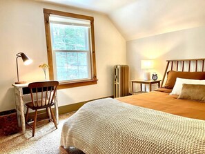 3 bedrooms, desk, iron/ironing board, travel cot