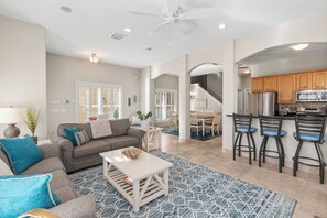 Smart TV, caminetto, libri