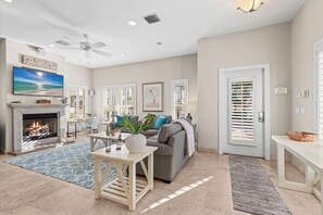 Smart TV, caminetto, libri