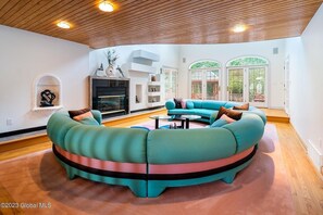 Smart TV, chimenea, futbolito y tenis de mesa 