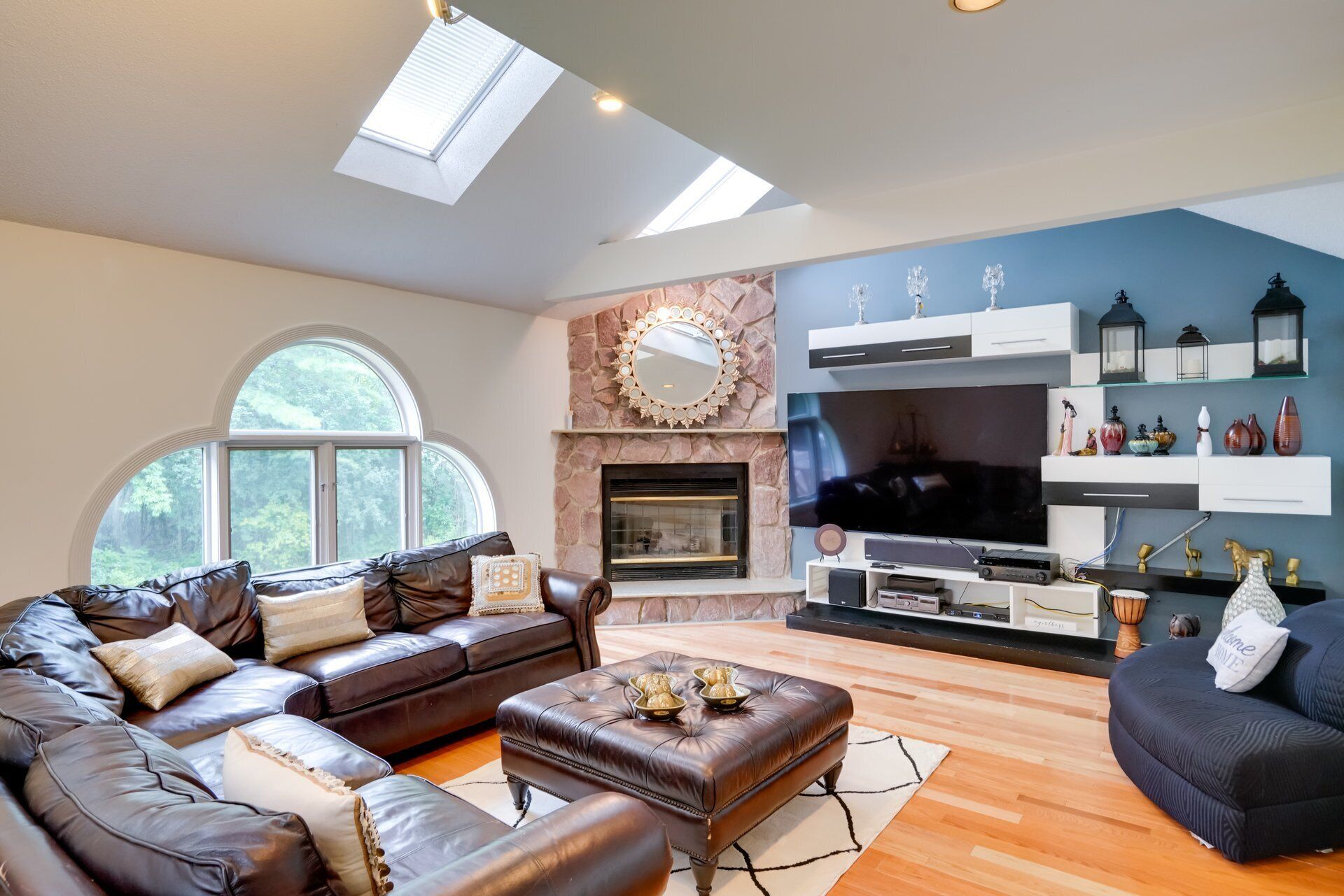 スマートテレビ、暖炉、テーブルサッカー台、卓球台